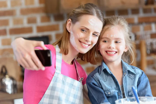 Anne ve kızı selfie çekiyorlar. — Stok fotoğraf