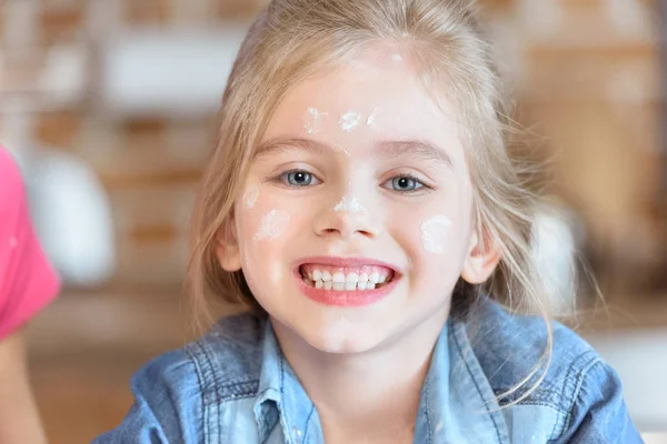 Beautiful little girl — Stock Photo, Image