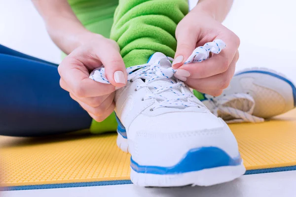 Woman tying shoe laces — Stock Photo, Image