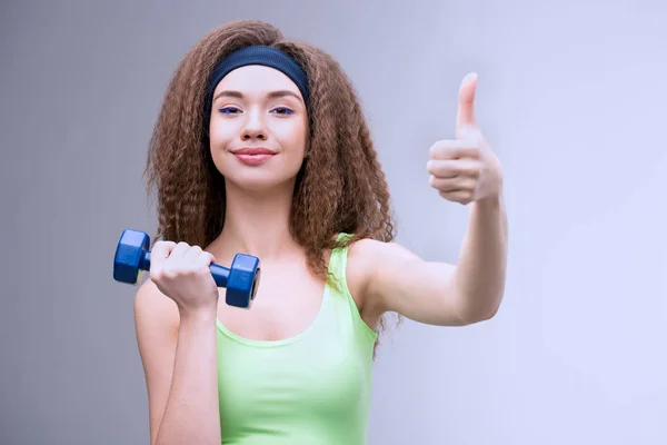 Deportiva mujer con mancuerna — Foto de Stock