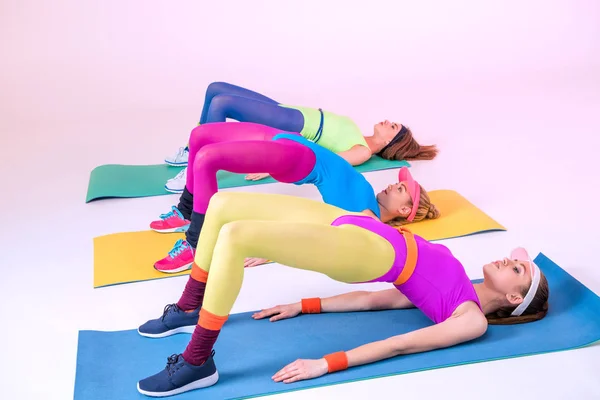 Mulheres esportivas fazendo exercícios — Fotografia de Stock