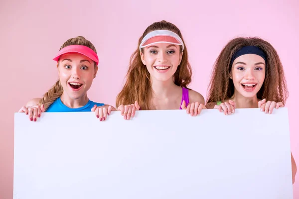 Mujeres deportivas sosteniendo pancarta — Foto de Stock