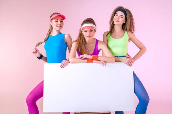 Mujeres deportivas sosteniendo pancarta — Foto de Stock