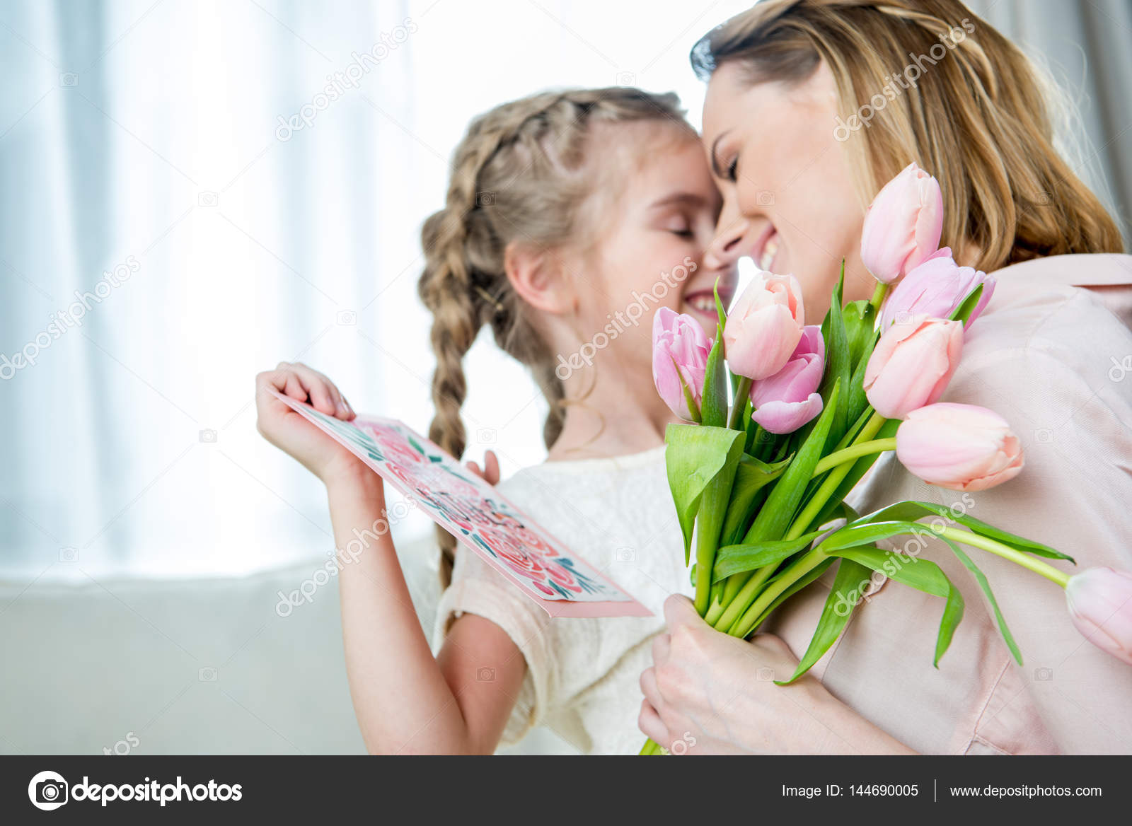 Праздник для мам и девочек. День матери. Ребенок дарит цветы маме. С днем мамы. Мамин день.