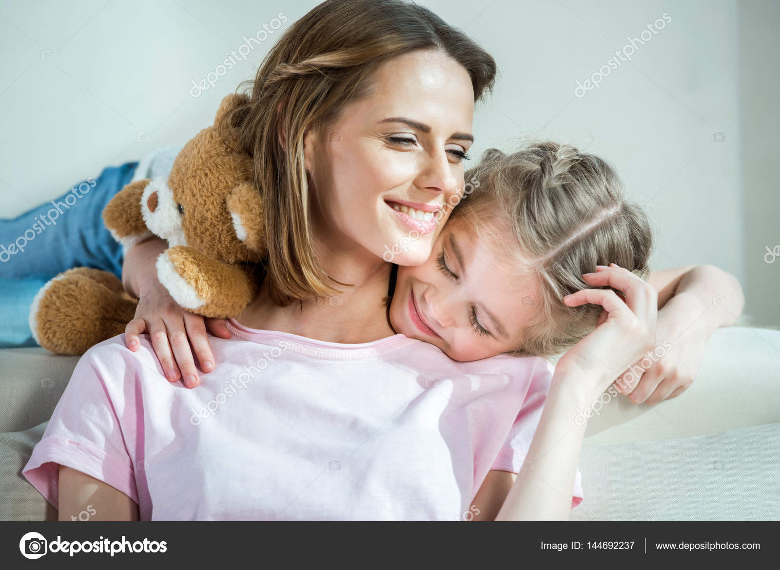 Воспитание девочек. Мама воспитывает дочь. Красивая мама с ребенком. Воспитать хорошую дочь. Воспитать хорошую дочь.