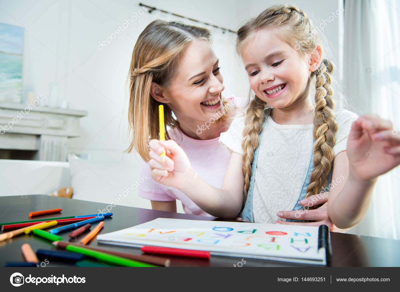 Mother and daughter drawing — Stock Photo © DmitryPoch #144693251