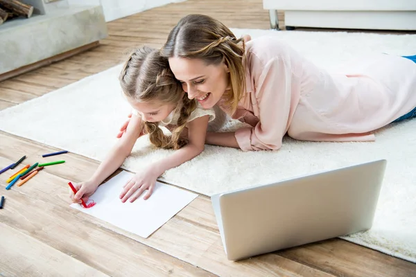 Mutter zeichnet mit Tochter — Stockfoto