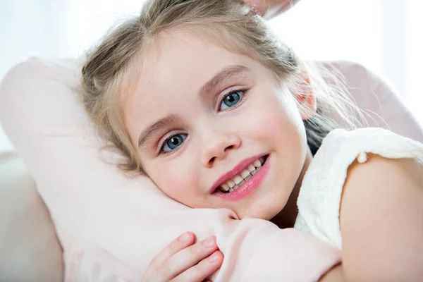 Piccola figlia e madre — Foto Stock