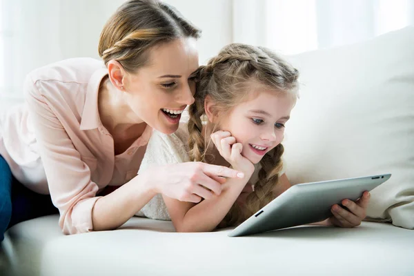 Moeder en dochter met Tablet PC — Stockfoto