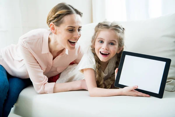 Mother and daughter with tablet — Stock Photo, Image