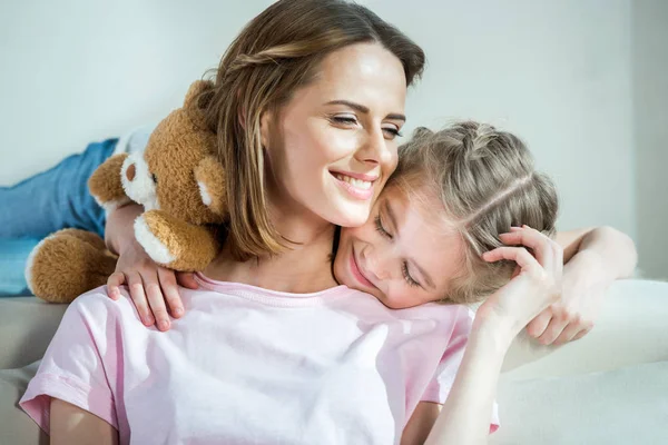 Feliz madre e hija — Foto de Stock