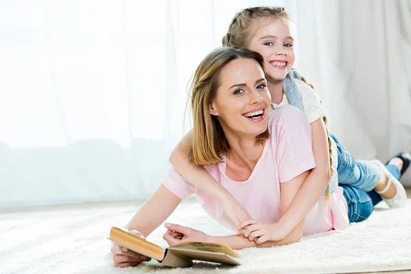 Mutter und Tochter lesen Buch — Stockfoto