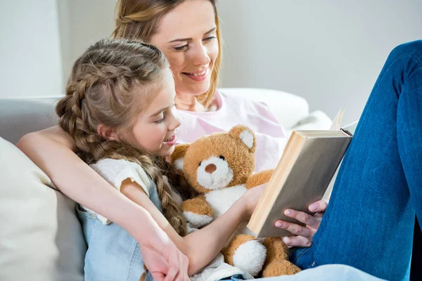 Mãe e filha leitura livro — Fotografia de Stock