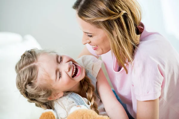 Glückliche Mutter und Tochter — Stockfoto