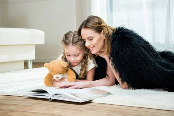 Moeder en dochter lezen boek — Stockfoto