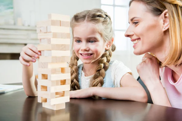 Mother and daughter playing jenga game — Stock Photo, Image