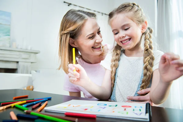 Mutter und Tochter zeichnen — Stockfoto