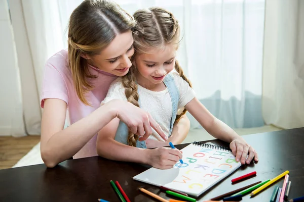 Mother and daughter drawing — Stock Photo, Image
