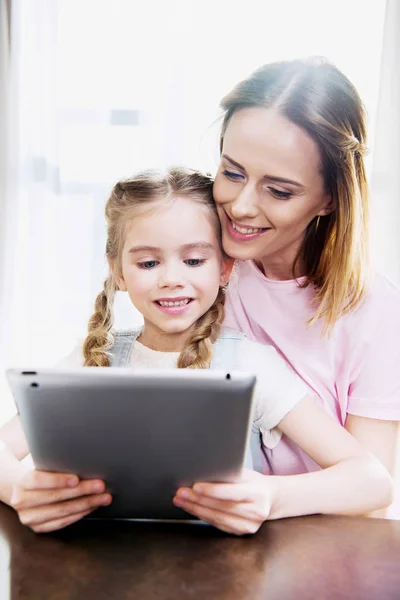 Mãe e filha usando tablet digital — Fotografia de Stock