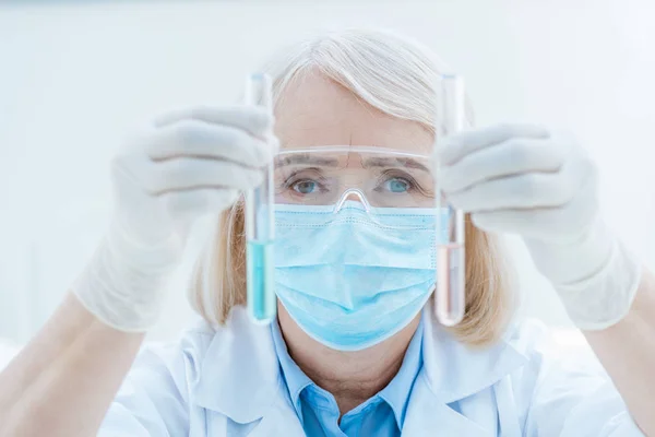 Senior Chemiker mit Reagenzgläsern — Stockfoto