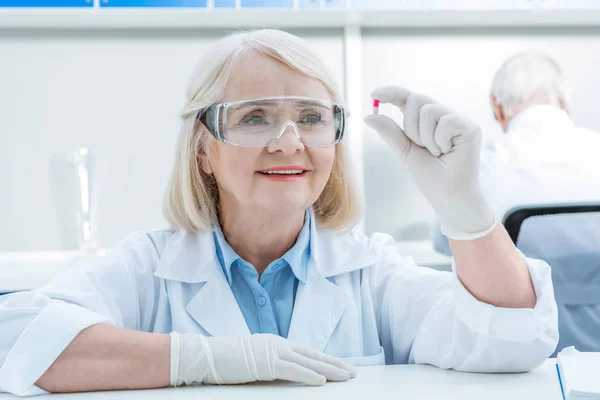 Cientista sênior segurando medicina — Fotografia de Stock