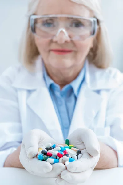 Senior forskare innehav läkemedel — Gratis stockfoto