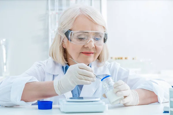 Cientista sénior que trabalha com reagentes — Fotografia de Stock