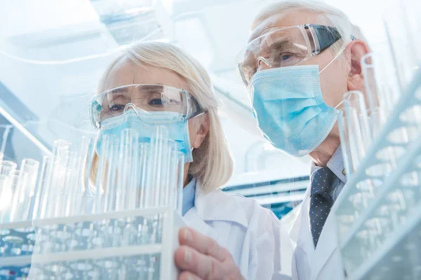 Casal sênior de cientistas — Fotografia de Stock