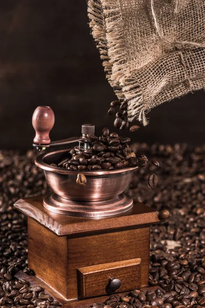Młynek do kawy z ziarnem kawy — Zdjęcie stockowe