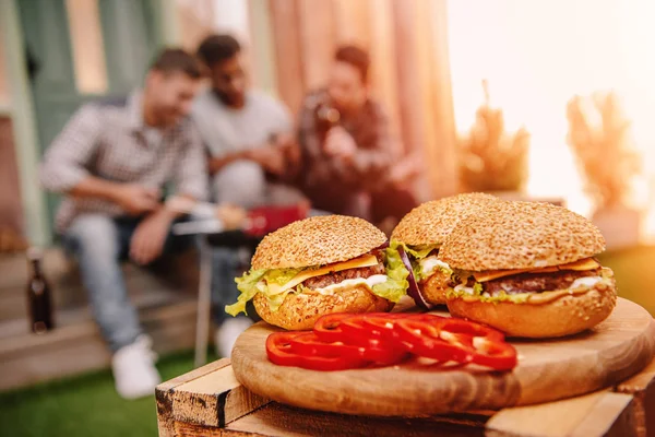 Ferske hjemmelagde hamburgere – stockfoto