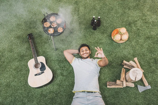 Hombre descansando sobre hierba —  Fotos de Stock