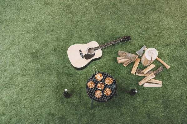 Grill com carne e guitarra — Fotografia de Stock