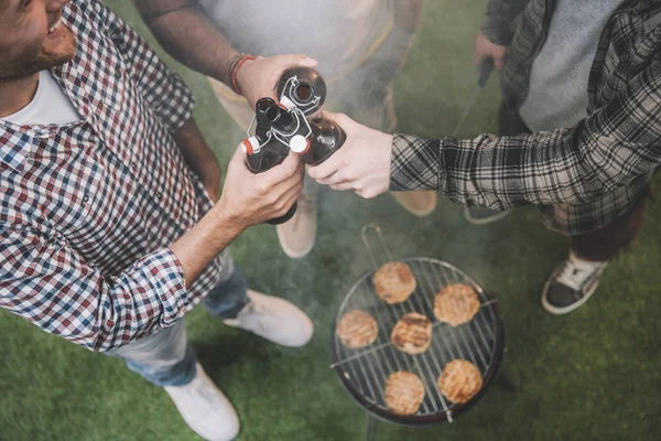 Friends drinking beer and making barbecue — Stock Photo, Image