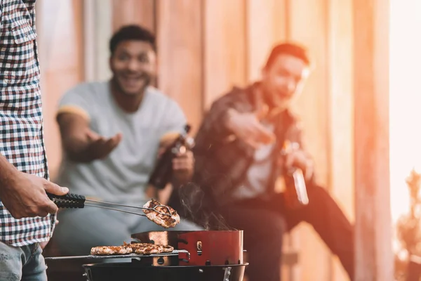 Friends making barbecue — Stock Photo, Image