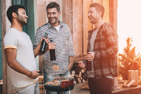 Friends making barbecue — Stock Photo, Image