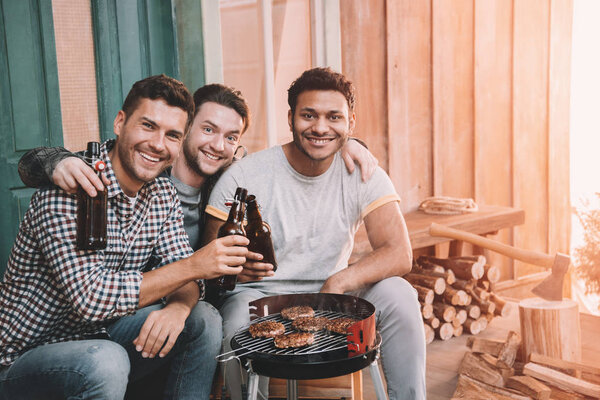 Amigos haciendo barbacoa — Foto de Stock