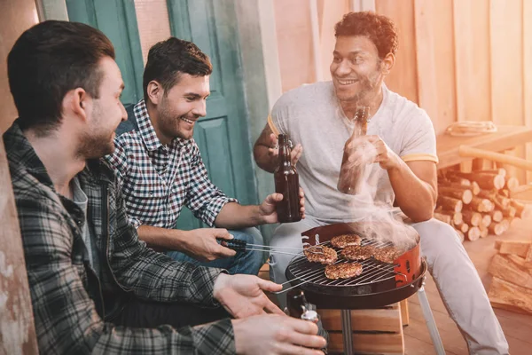 Vänner att göra grill — Stockfoto
