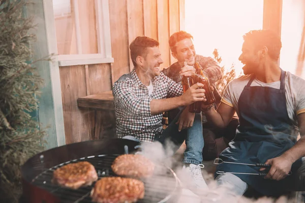 Amis faisant barbecue — Photo