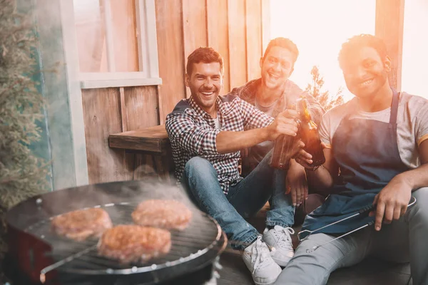 Vänner att göra grill — Stockfoto