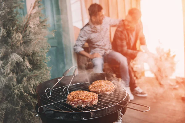 Vrienden maken van barbecue — Stockfoto