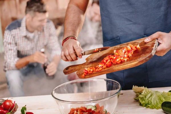 Man making salad — Stock Photo, Image