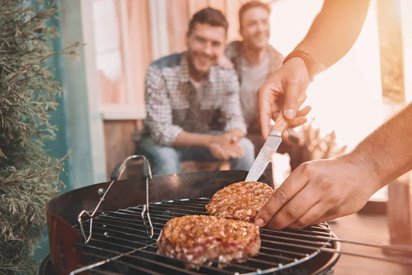 Vänner att göra grill — Stockfoto