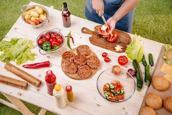 Muž že hamburgery — Stock fotografie