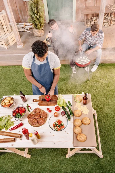 Hombre haciendo hamburguesas — Foto de Stock