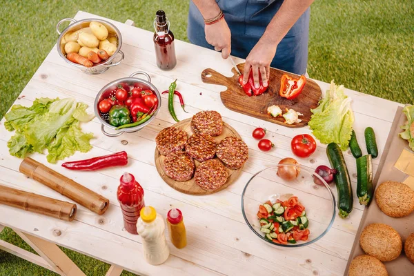 Man die hamburgers — Stockfoto