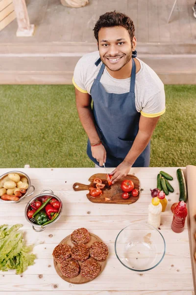 Man die hamburgers — Stockfoto