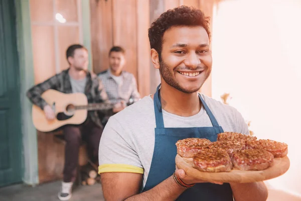 Hombre sosteniendo hamburguesas —  Fotos de Stock