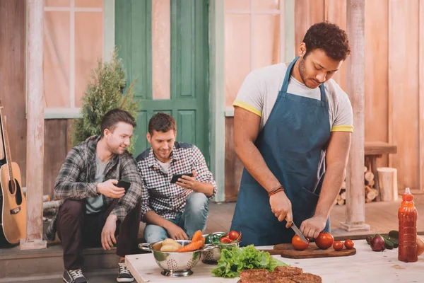 Man making burgers — Stock Photo, Image