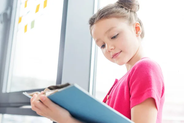 Dziewczyna czytanie książki — Zdjęcie stockowe
