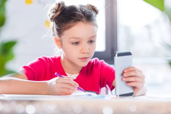 Menina usando smartphone — Fotografia de Stock